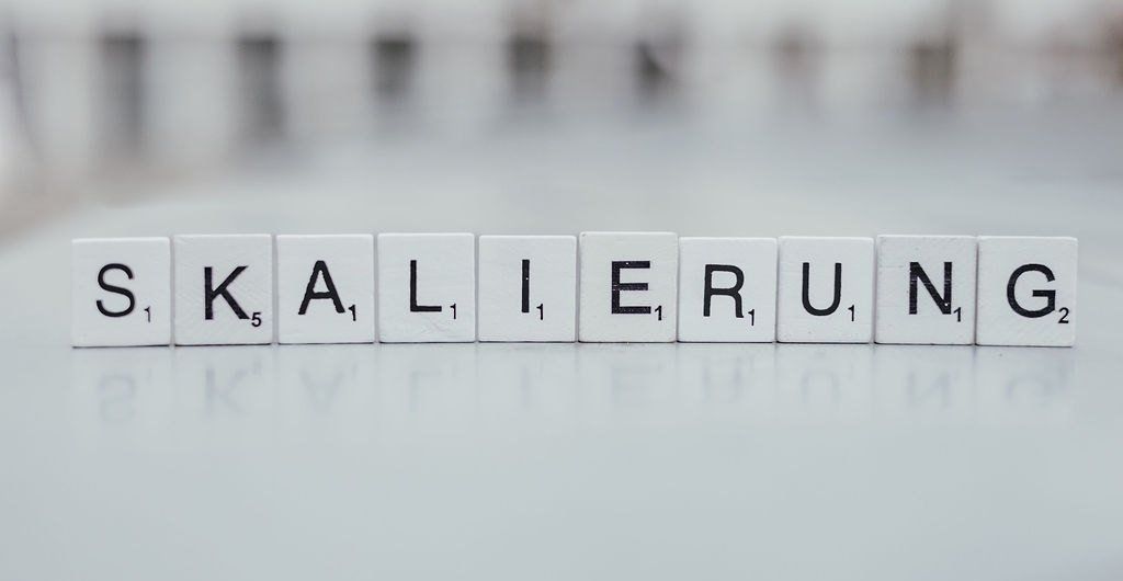 Buchstaben-Steine, die das Wort Skalierung bilden